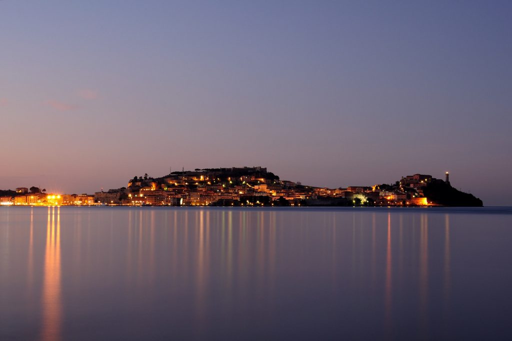 Veduta notturna di Portoferraio