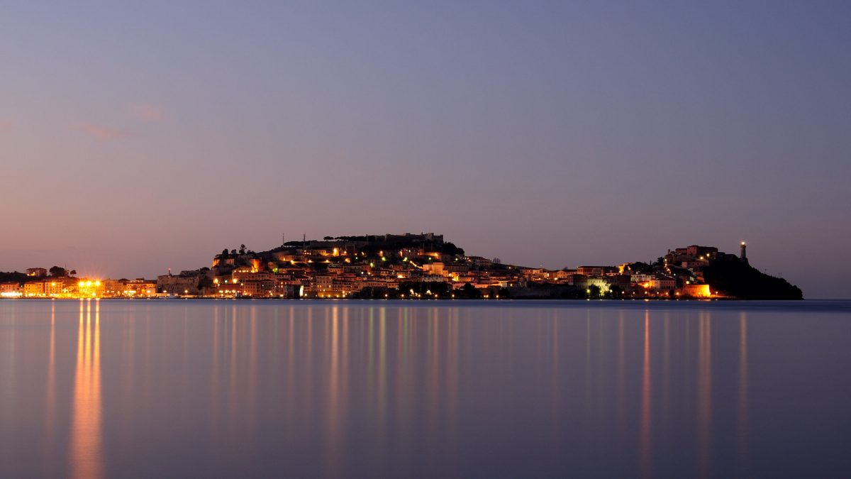 Veduta notturna di Portoferraio