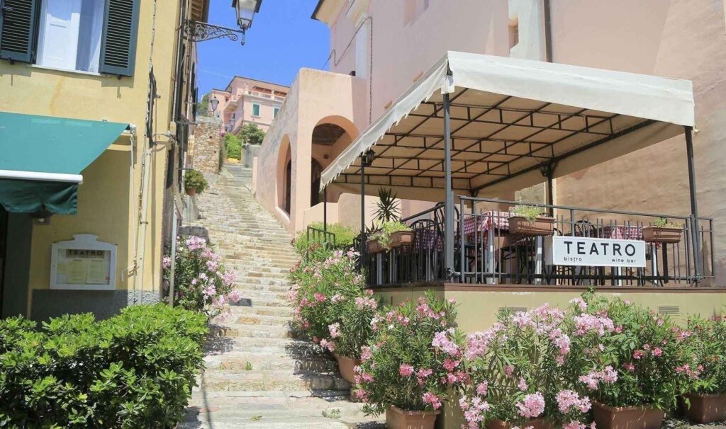 La terrazza del Teatro bistro si affaccia lungo l'antica scalinata che porta al Forte Falcone