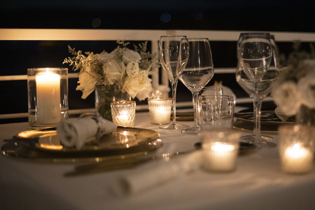 Cena a lume di candela in una calda notte d'estate all'isola d'Elba