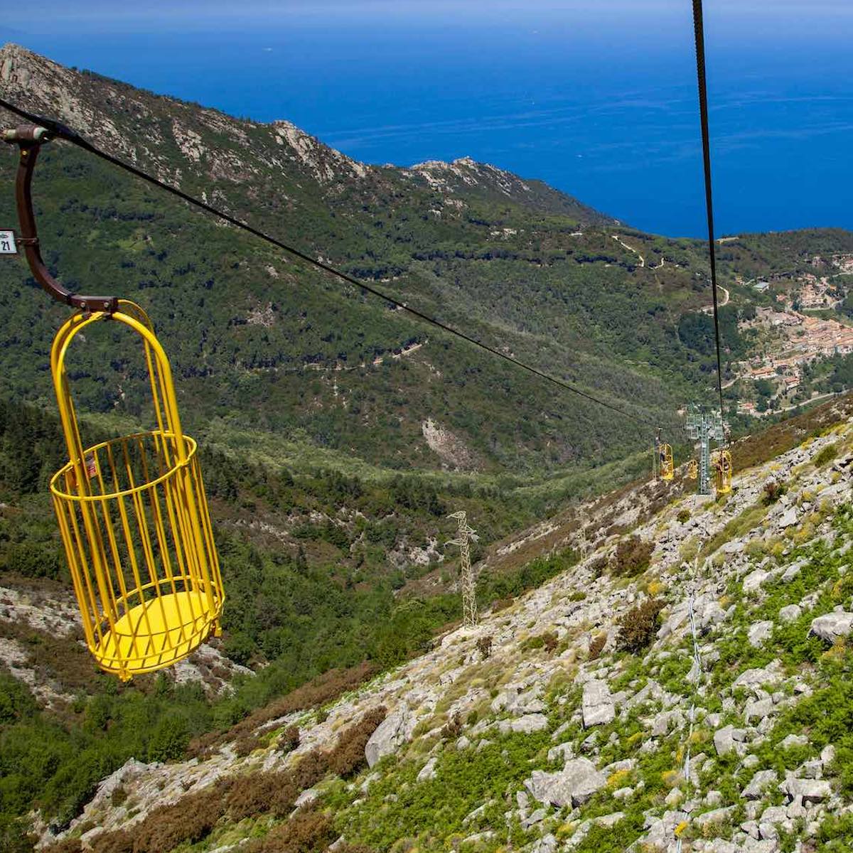 La cabinovia di Marciana, uno dei comuni più antichi dell'isola d'Elba, permette di raggiungere la vetta del Monte Capanne in poco tempo