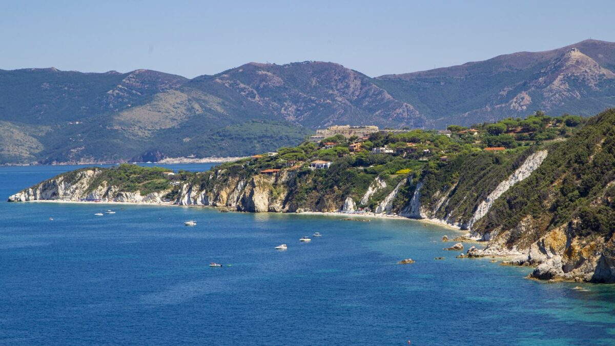 La costa verde elbana si sviluppa lungo il versante serentrionale