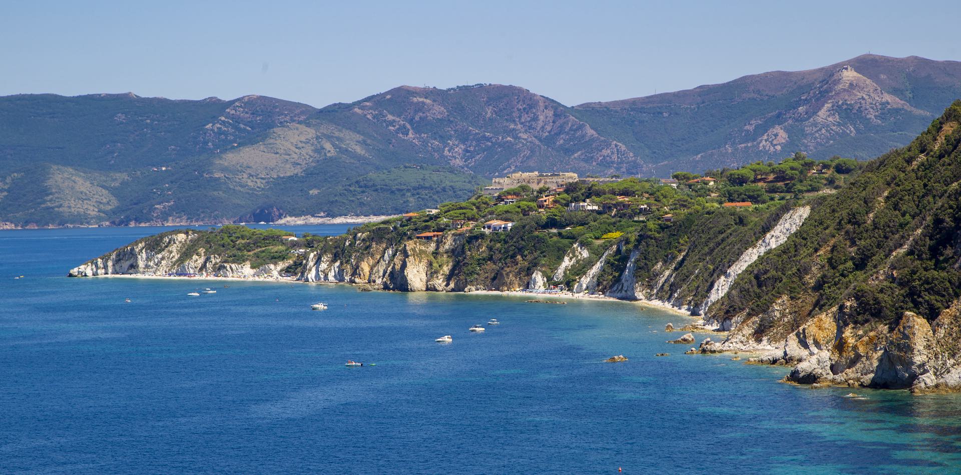 La costa verde elbana si sviluppa lungo il versante serentrionale