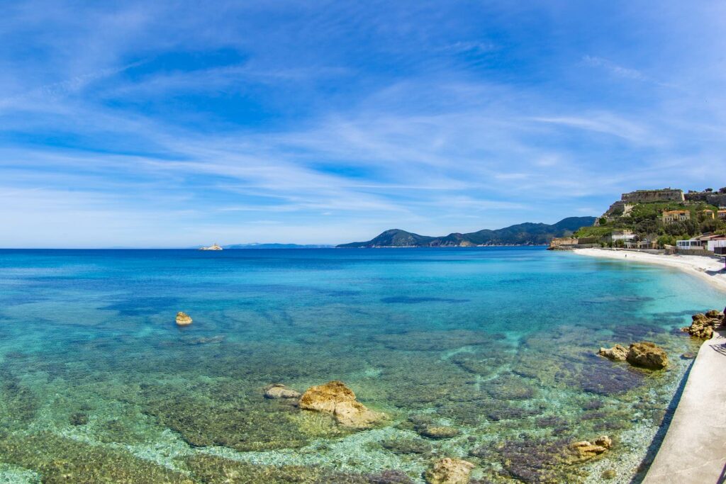 La spiaggia delle Ghiaie è famosa per la sua straordinaria bellezza e pe5r i suoi ciottoli bianchi macchiati di nero