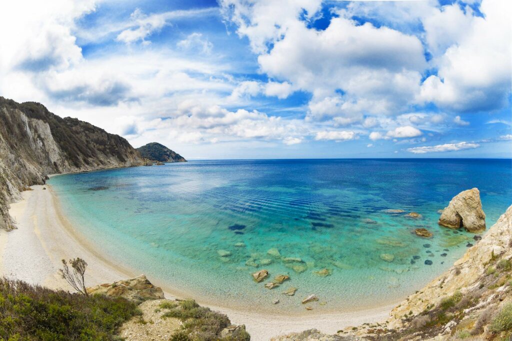 La spiaggia di Sansone si trova a Portoferraio nella costa nord, conosciuta come costa bianca o verde